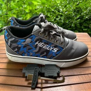 Heely’s size 7 Men’s skate shoes Grey & Blue/Black Camo